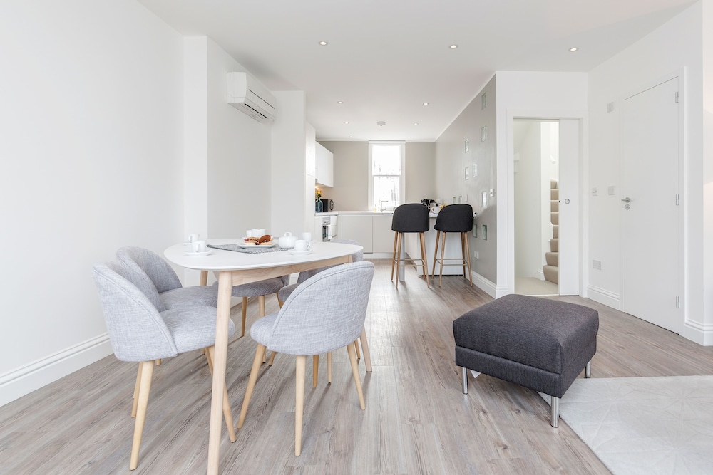 Soho Apartments by BaseToGo