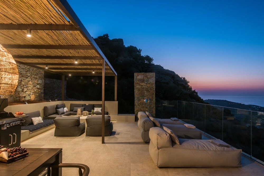 Villa Ouranos - Where the World Unfolds Before you