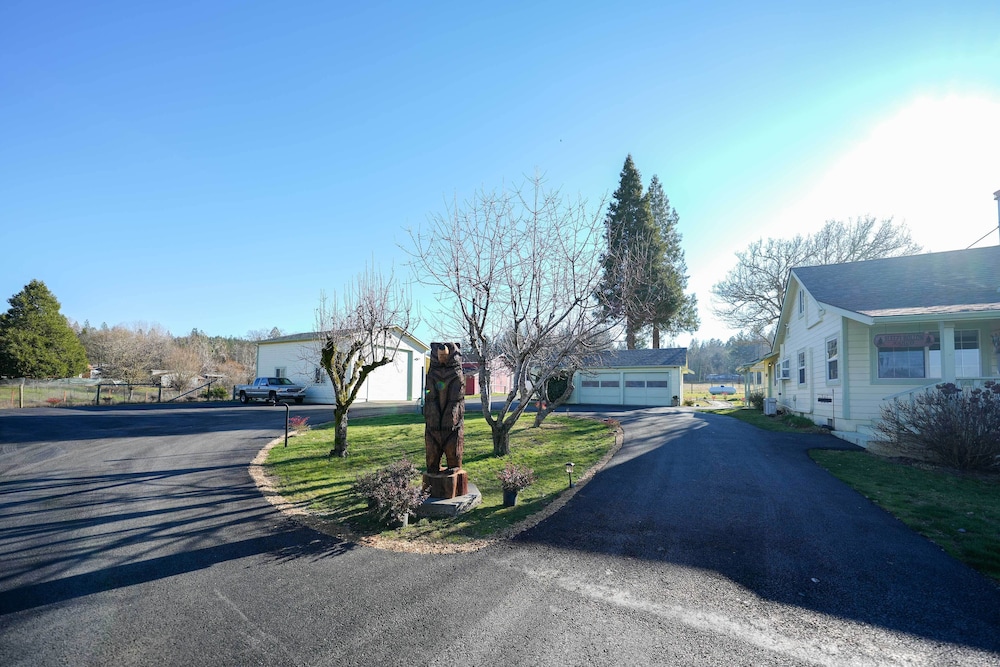 Near Rivers & Trails: Cabin in Rural Grants Pass