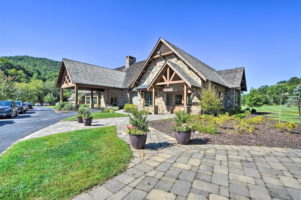 Chalet w/ Mtn Views & Golf Course Access!