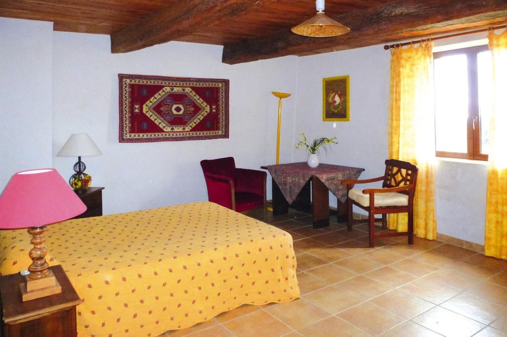 Private Garden House in Redortiers view 2