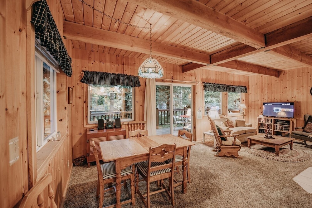 32mbr - Bbq - Pets Ok - Wood Stove - Sleeps 7 3 Bedroom Home by RedAwning