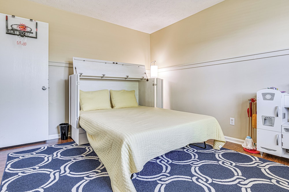 12 Mi to Indianapolis Motor Speedway: Home w/ Deck