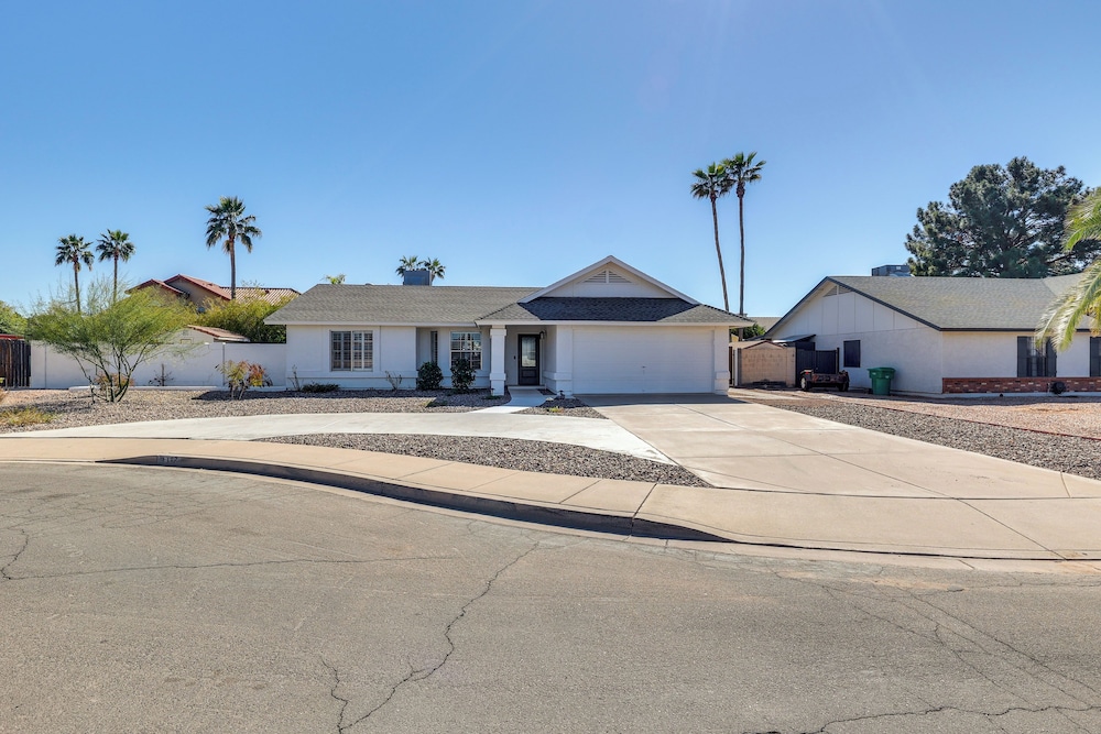 4 Mi to Superstition Springs: Haven w/ Hot Tub!