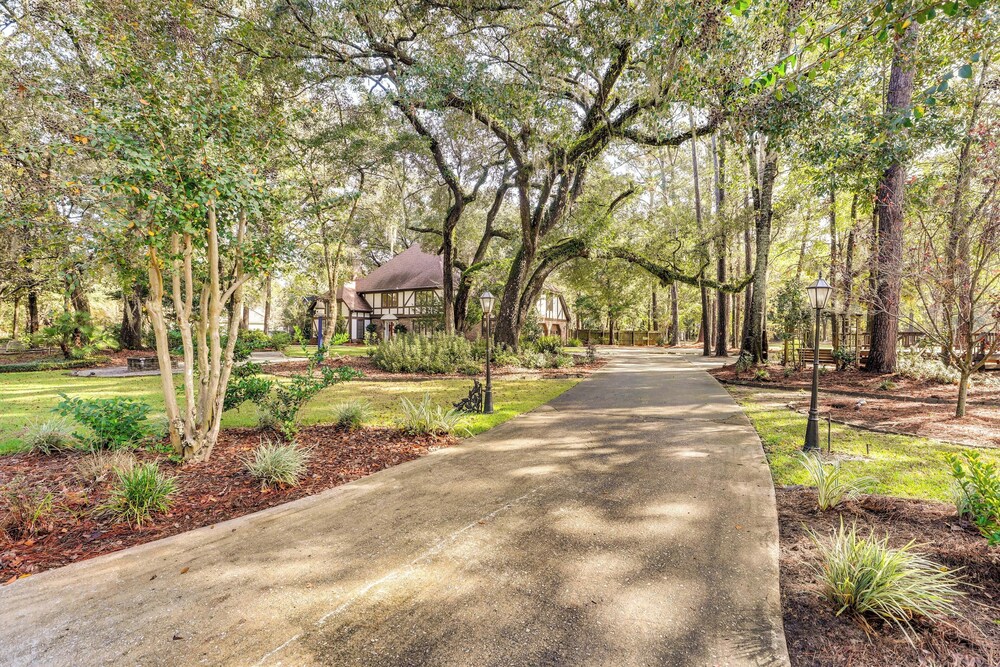 Pets Welcome, Golf Course View: Legend Oaks Home!