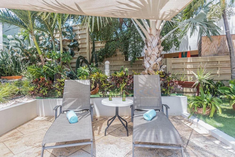 2BR 1BA Ground Level in the Heart of Aruba Pool