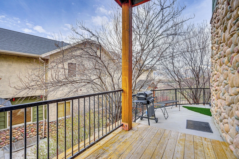 Hot Tub & Mtn-view Deck: Townhome in Eden