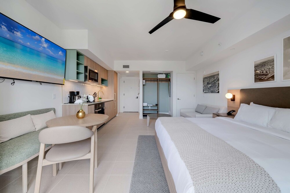 Bellini Breeze - Cozy Central Miami Pool and Gym