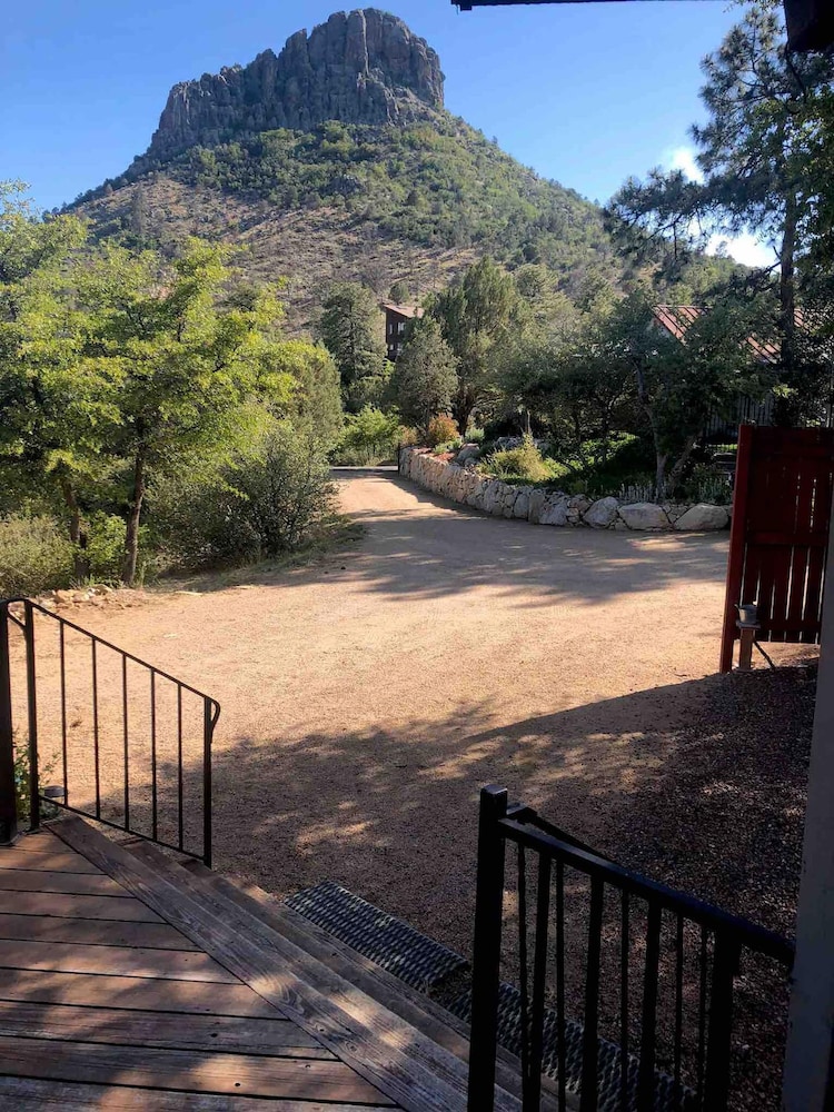Thumb Butte Chalet Nestled in the Mountains