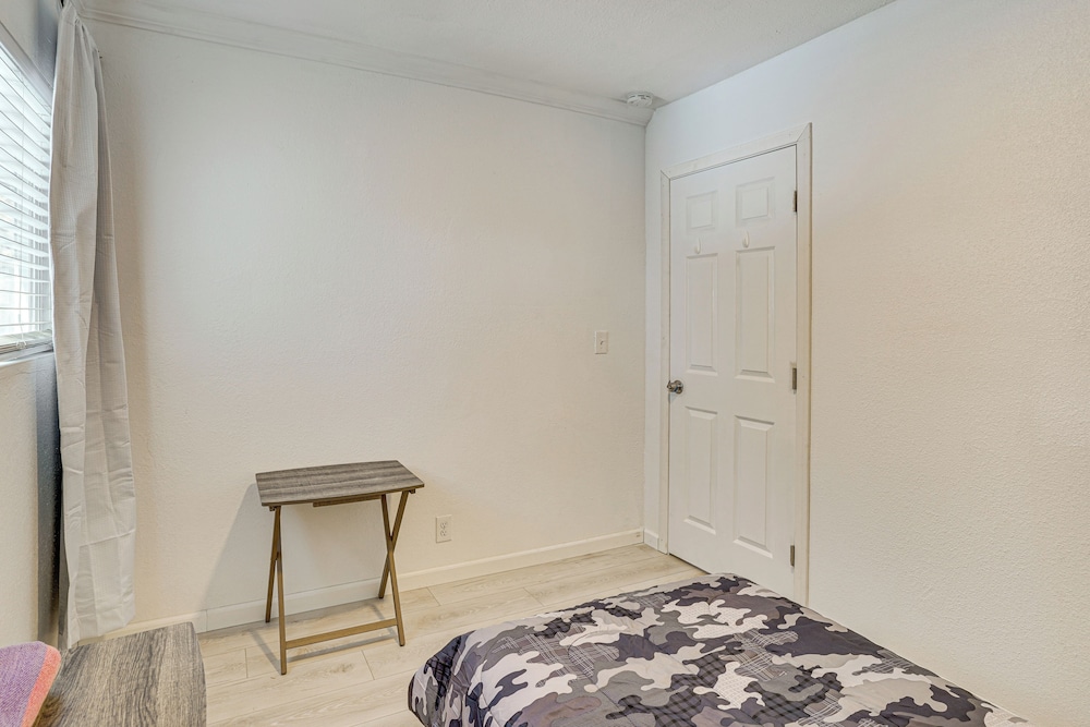 Between LA & Orange County: Quiet Getaway w/ Patio