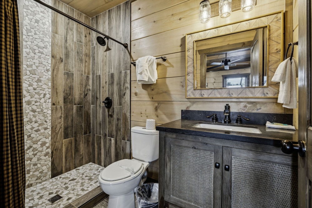 Grand Splash Lodge 6 Bedroom Cabin