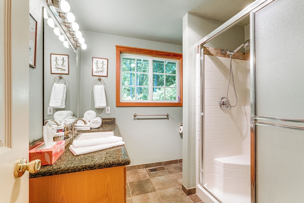 Oregon Farmhouse Hideaway on 53 Acres