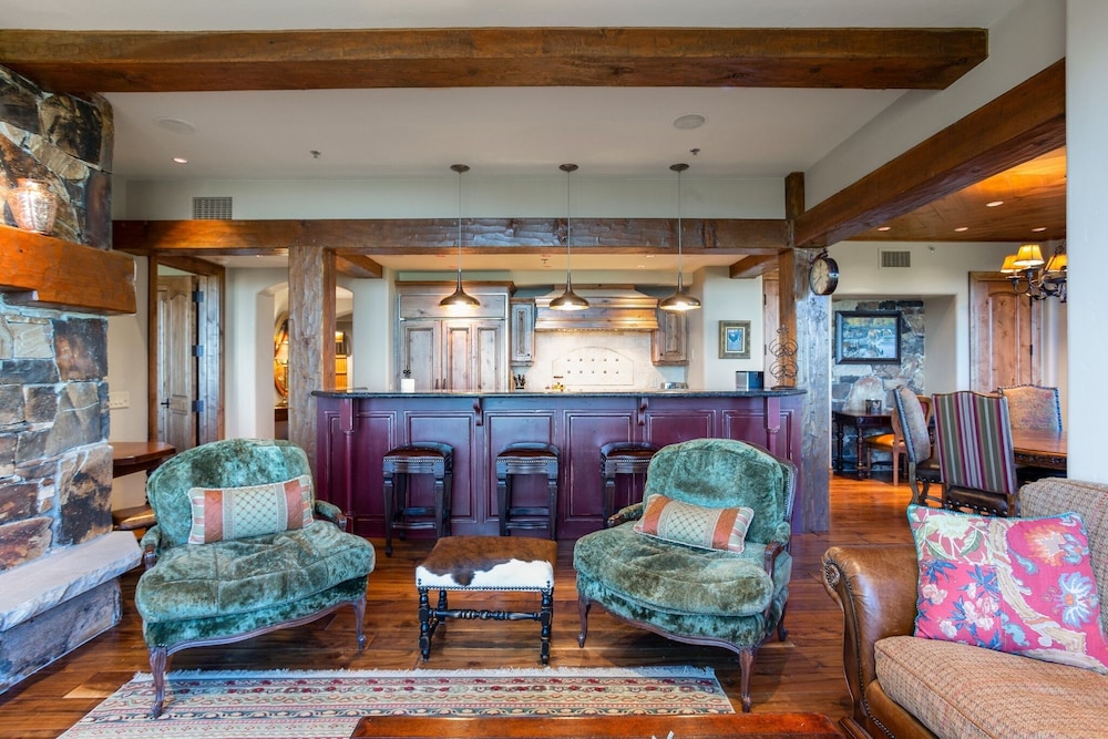 Grand Lodge - Three Bedroom #301 - Ski-in/ski-out 3 Condo