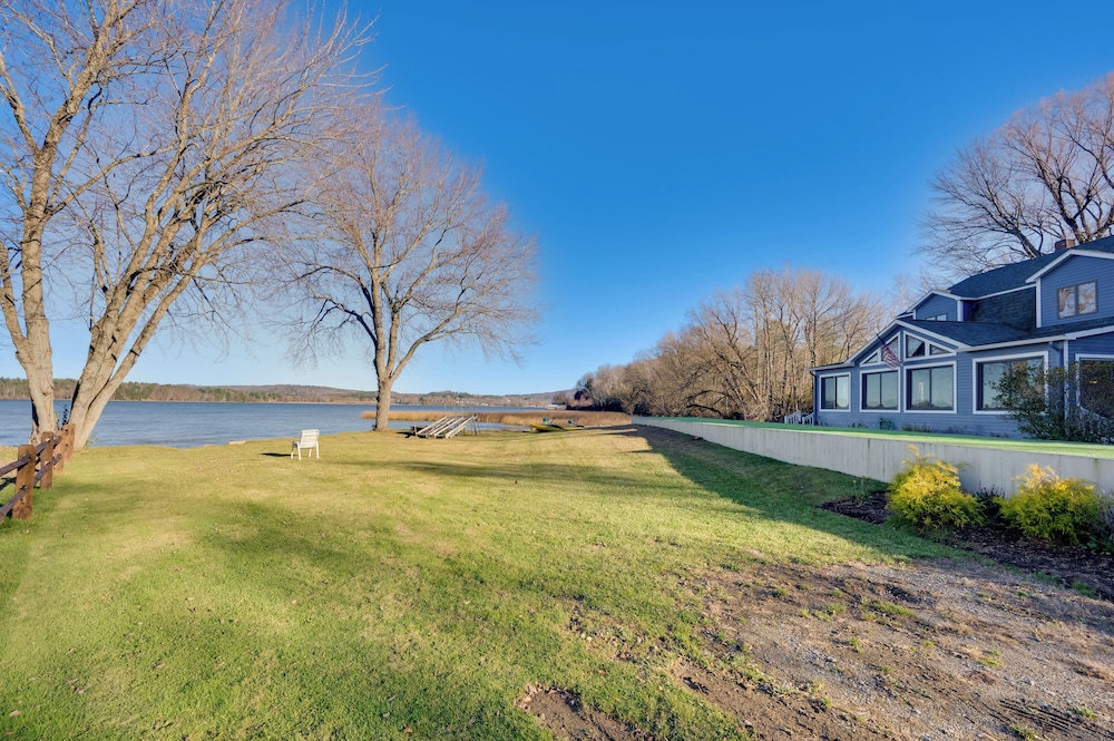 Lakeside Couple's Escape w/ Dock in Newport!