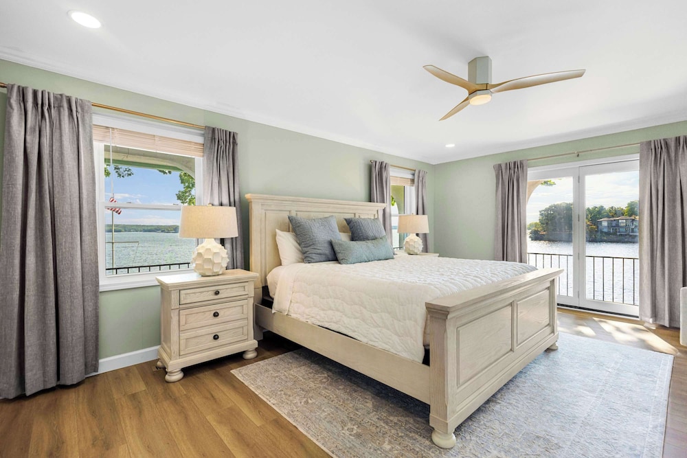Panoramic Paradise - Lakefront Home for 15