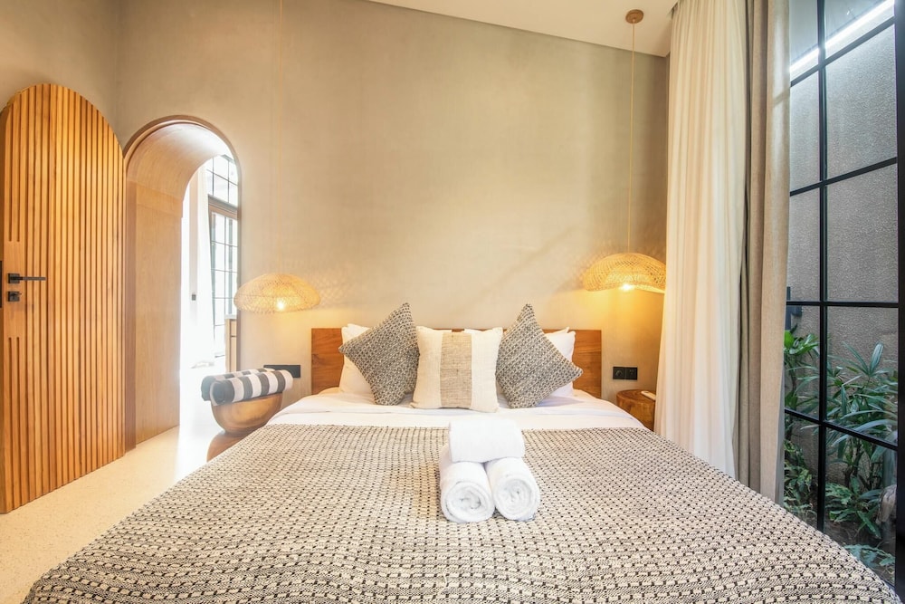 Stylish 5BR Boho Hideaway, 5 Minutes Bingin Beach