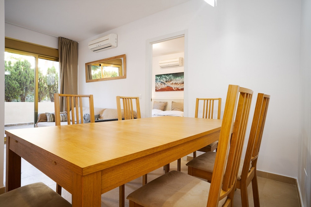Beachside Apartment With Shared Pool