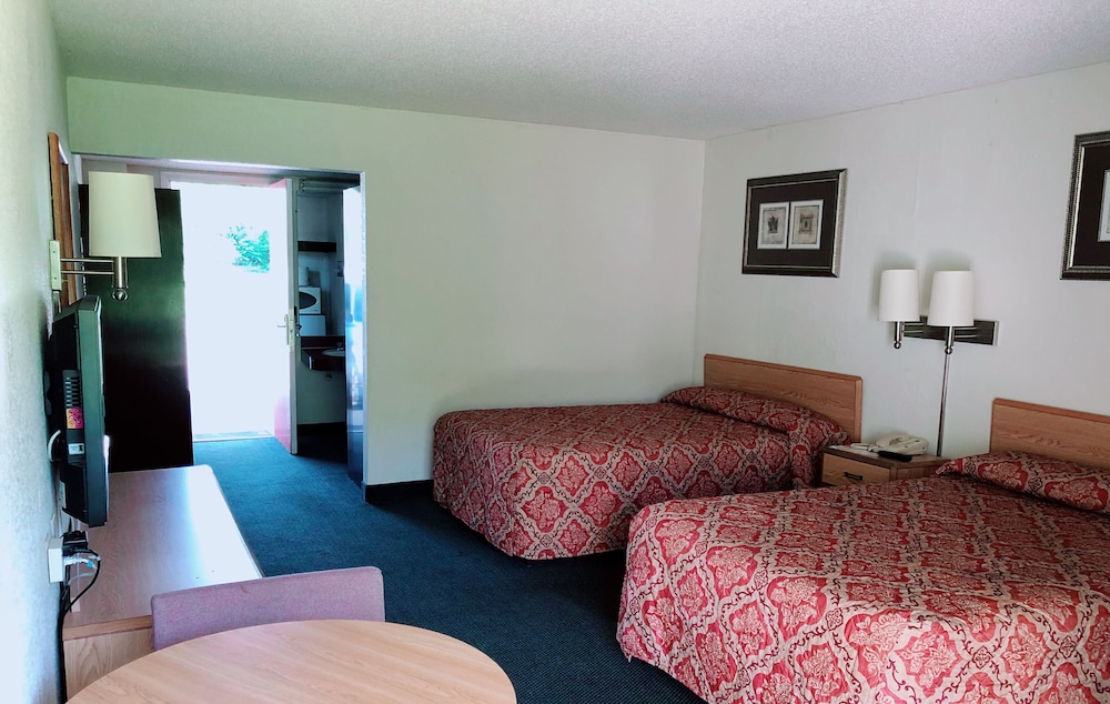 Staunton Vacations - Hometown  Inn - Property Image 7