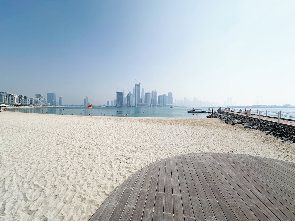 Infinity Pool and Beachfront Apartments - Seven Palm