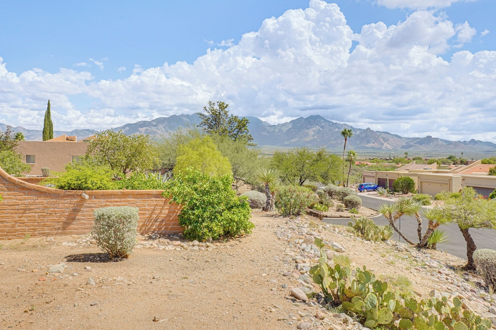 Quiet Townhome w/ Mountain Views in Green Valley
