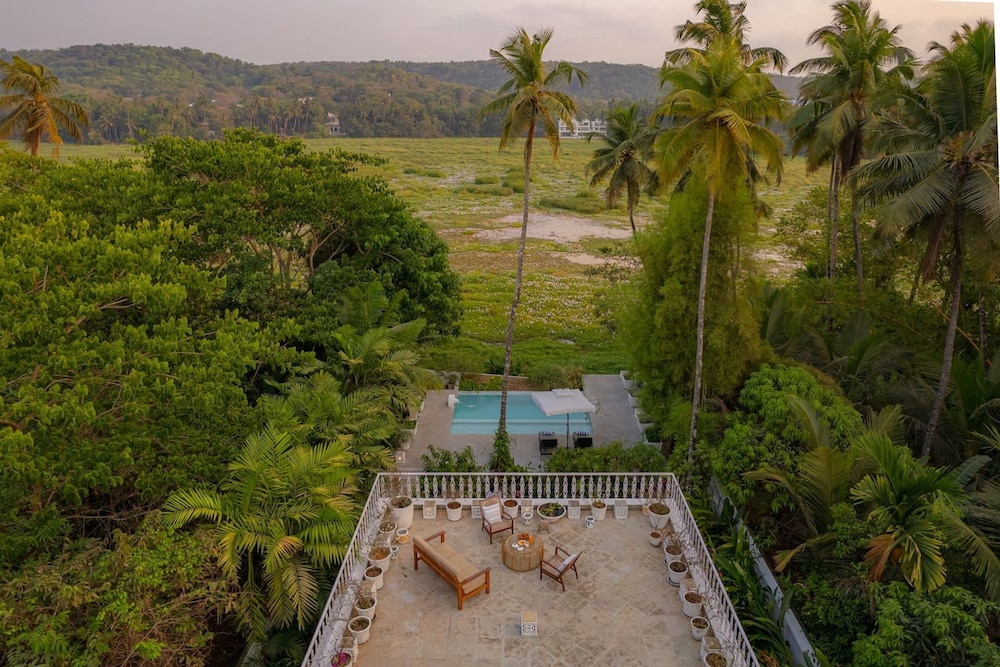 Loto Bianco by Hireavilla -4br w Pvt Pool Siolim