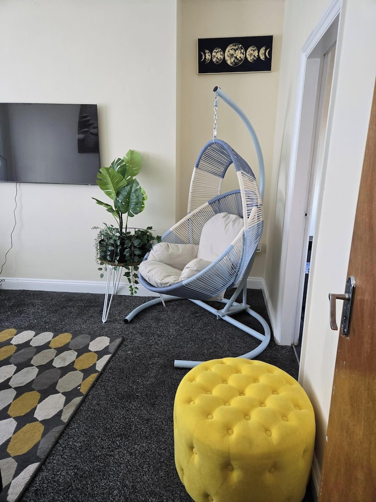2 Bed - Sleeps 6 - Private Balcony - City Centre
