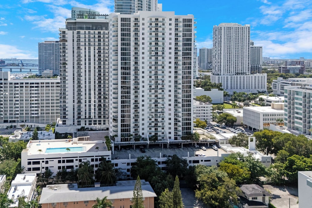 7BD Downtown Oasis Pool