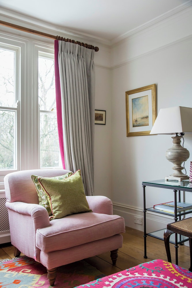 Albert Bridge Road II by Onefinestay