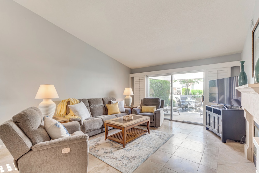 In Golf Course Community: Palm Desert Escape!