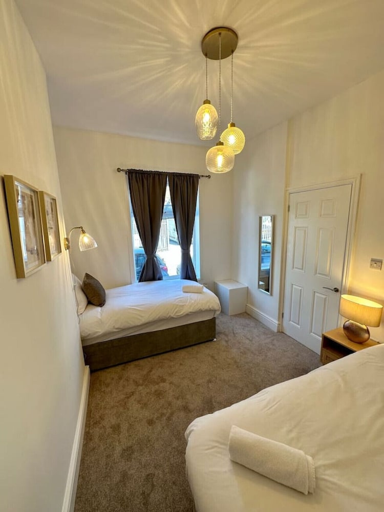Three Bedroom Home Manchester sleeps 9 view 4