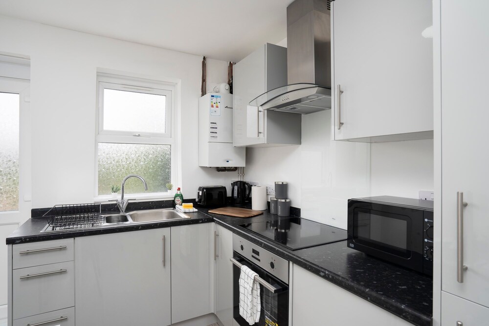 Modern 4 Bed House-free Parking