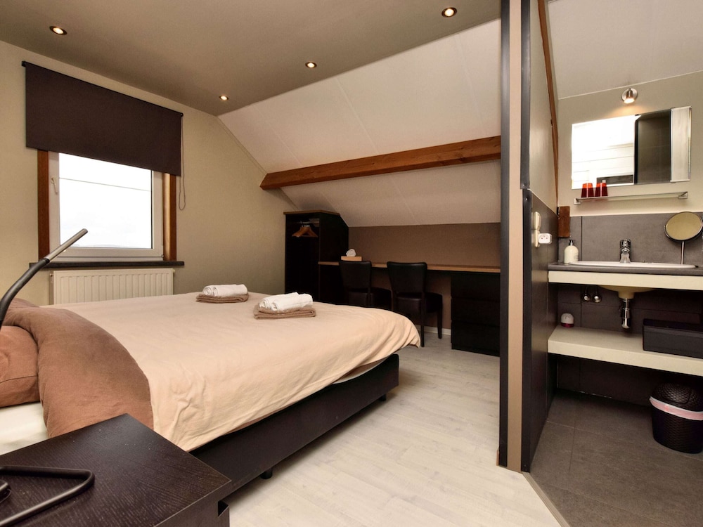 Beautiful, Luxury Home with Sauna, Hot Tub, Private Bathrooms view 2