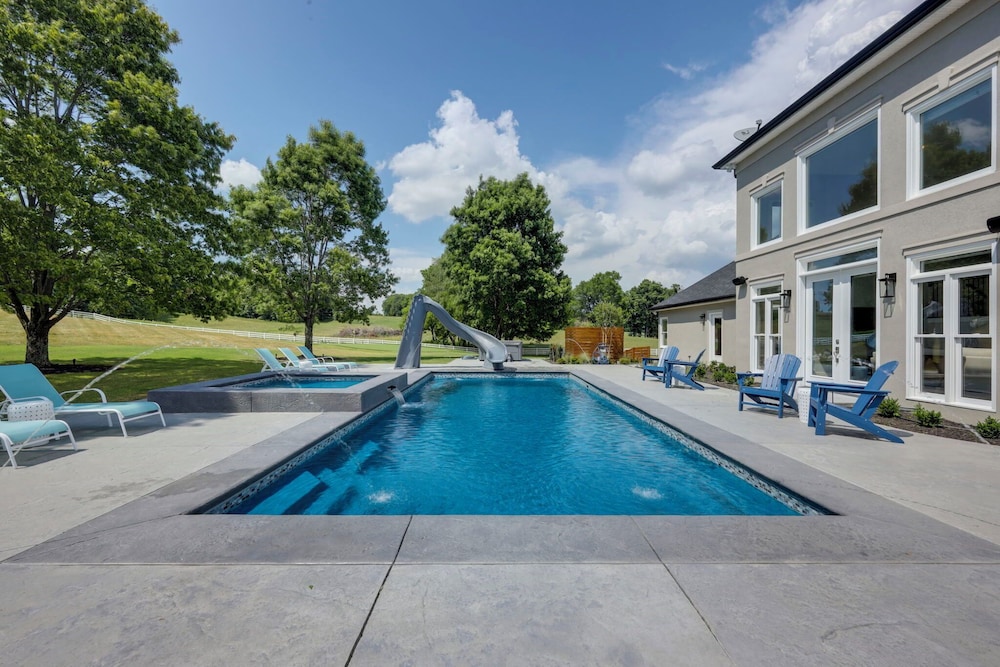 Majestic Manor-private Hundred Acre Yard-pool/spa