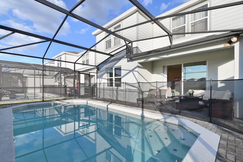 Lux Family Home in Exclusive Windsor Island Resort