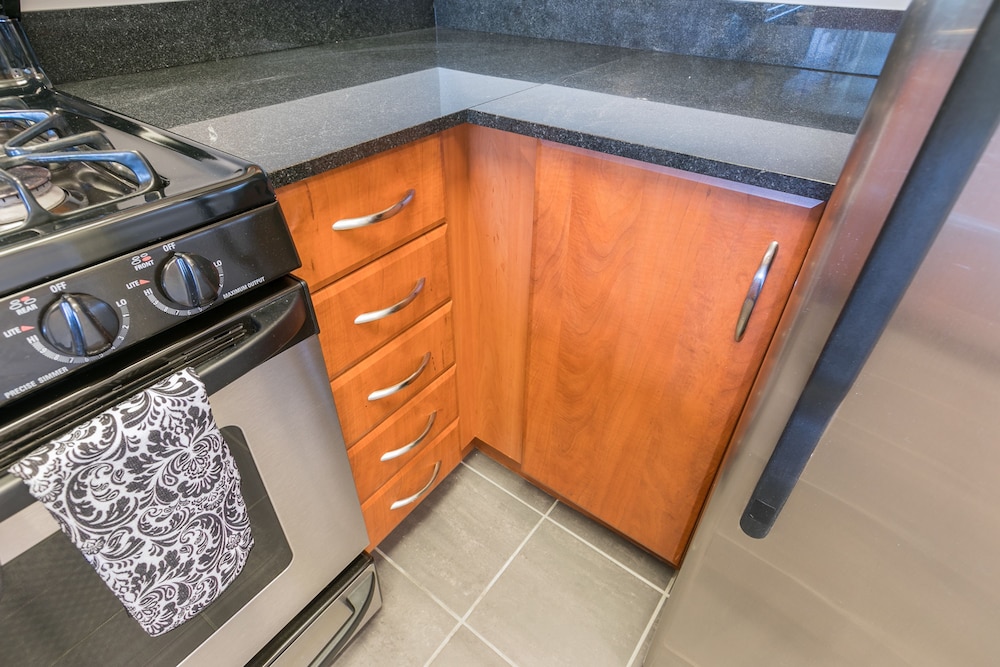 Beautiful 1 Bed Fully Furnished Apartment
