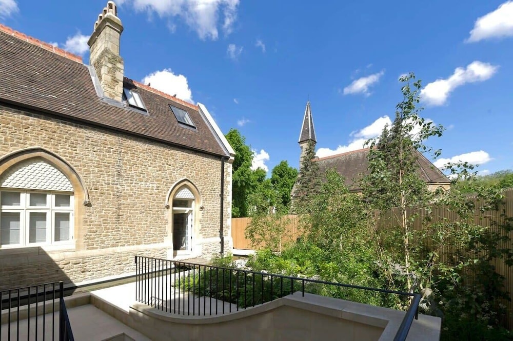 5 Bed House w/ Indoor Pool, Sauna & Private Garden - Fulham