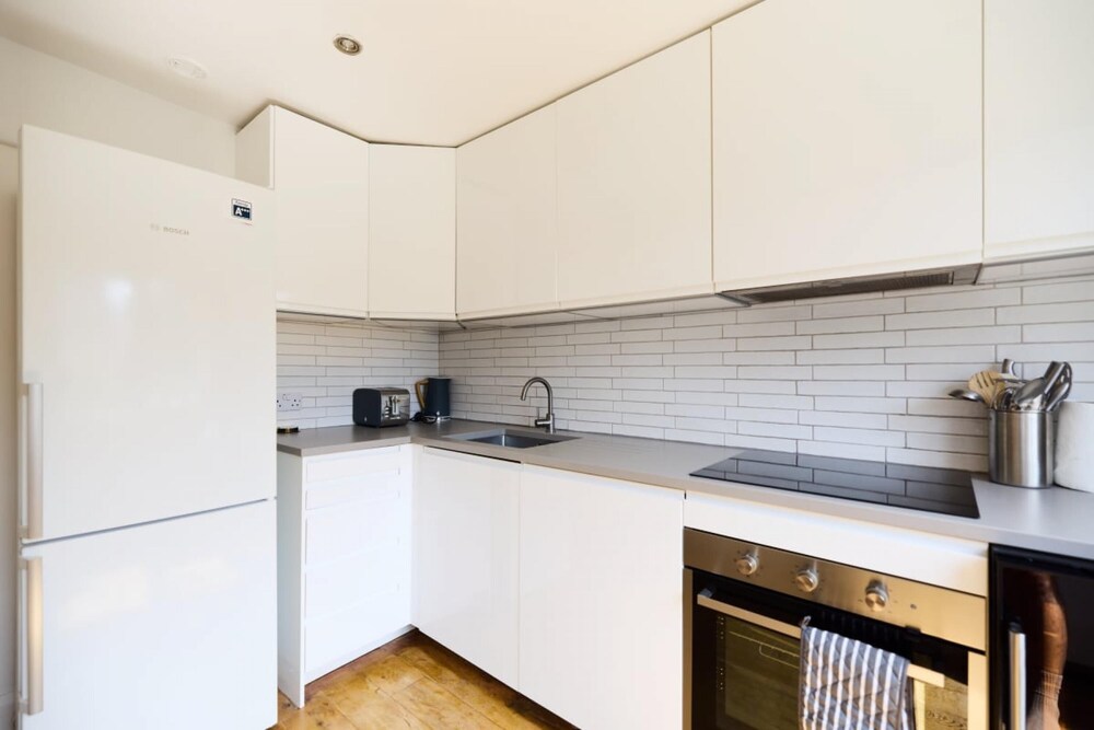 The Waterlow Park Wonder - Trendy 2bdr With Study Room and Patio
