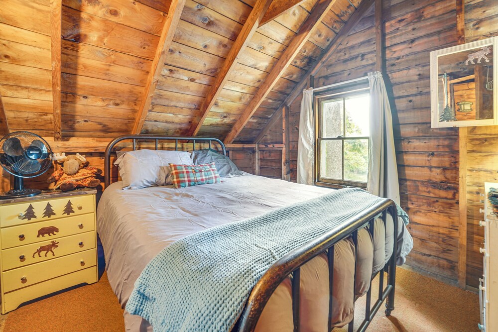 Peaceful Lakefront Maine Cabin w/ Sunset Views