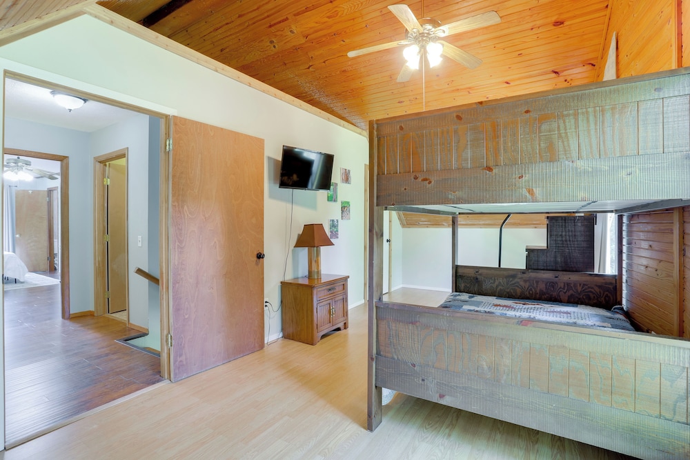 Wraparound Porch: Toledo Bend Reservoir Retreat!