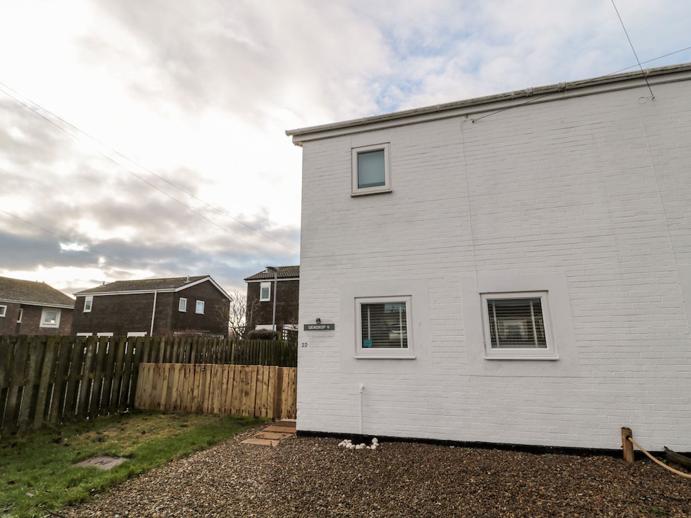 22 Longstone Park