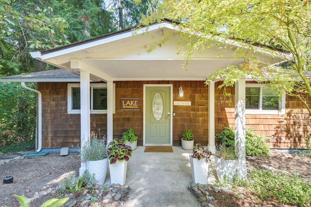 Waterfront Gem on Lake Saint Clair w/ Private Deck