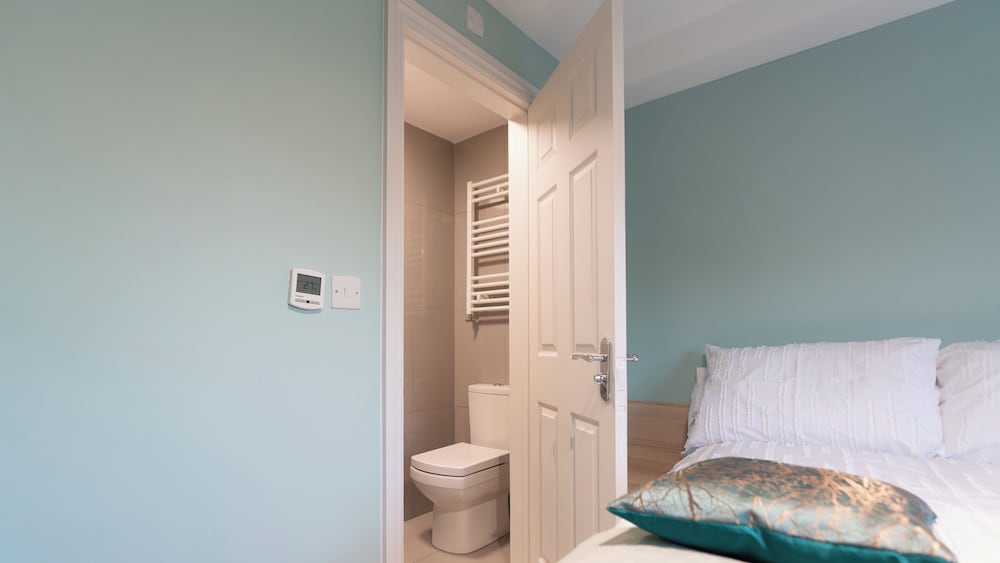 D'luxe 5-bed House - Sleeps 12 & Private Parking