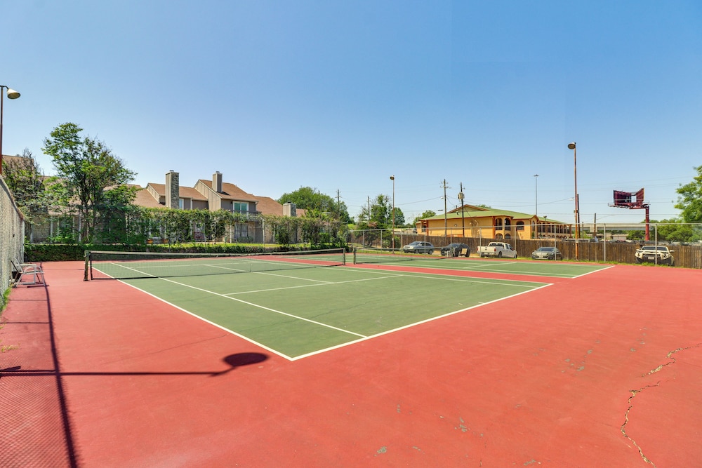 4 Mi to Dtwn: Gem w/ Pool Access & Patio in Austin