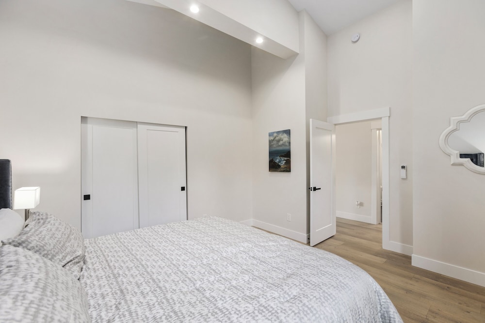 Modern 2-Bedroom Retreat in Seattle view 3