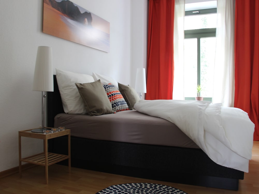 Leon Apartments
