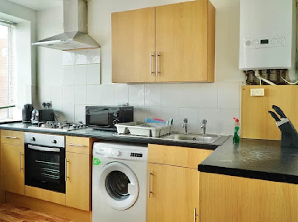Clean, Spacious 2-bed Apartment in Brierley Hill view 5
