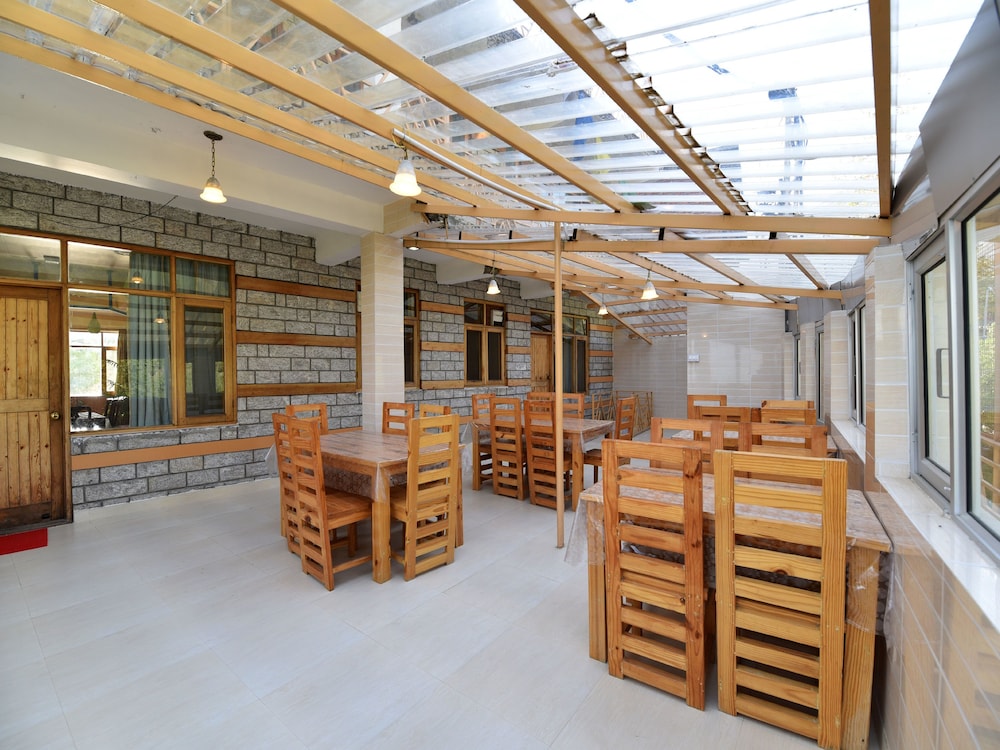 OYO 14150 Celebriti Suites