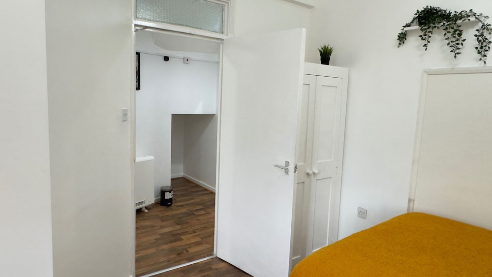 1-bed Apartment, Sleeps 6, in the City Center