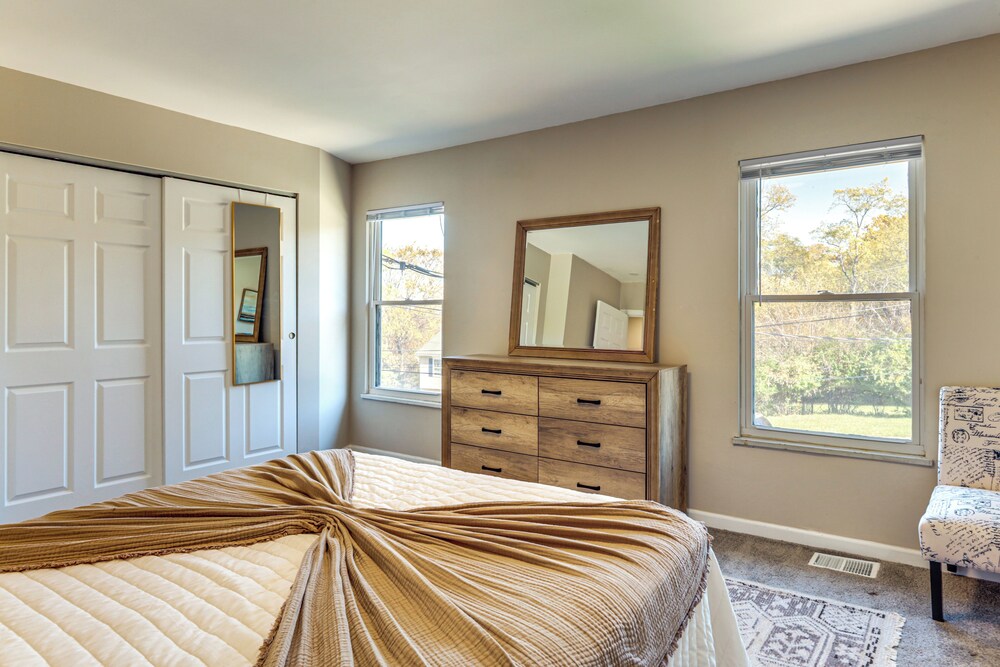6 Mi to Downtown Cincy: Group-friendly Townhome!
