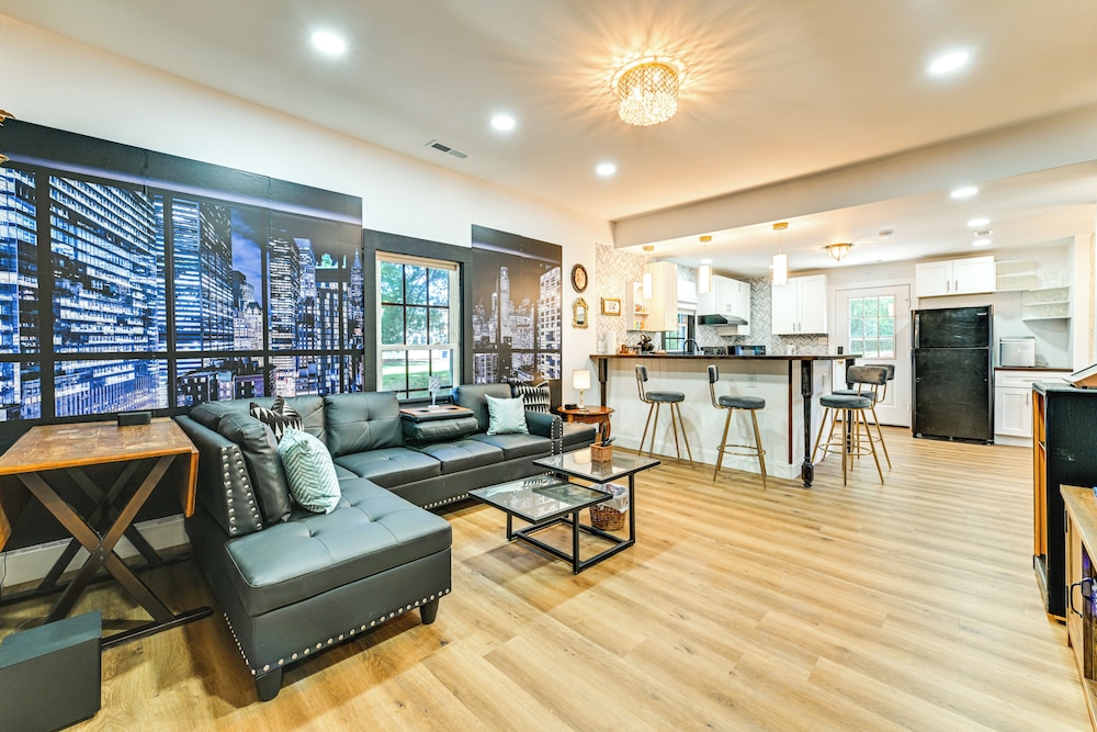 Weekend Getaway in Cornelius: Walk to Dining!